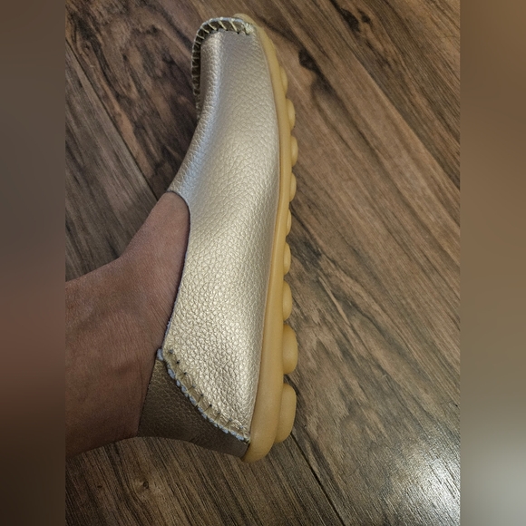 Everyday leather flats in gold several sizes, with memory foam sole NEW - Picture 6 of 6